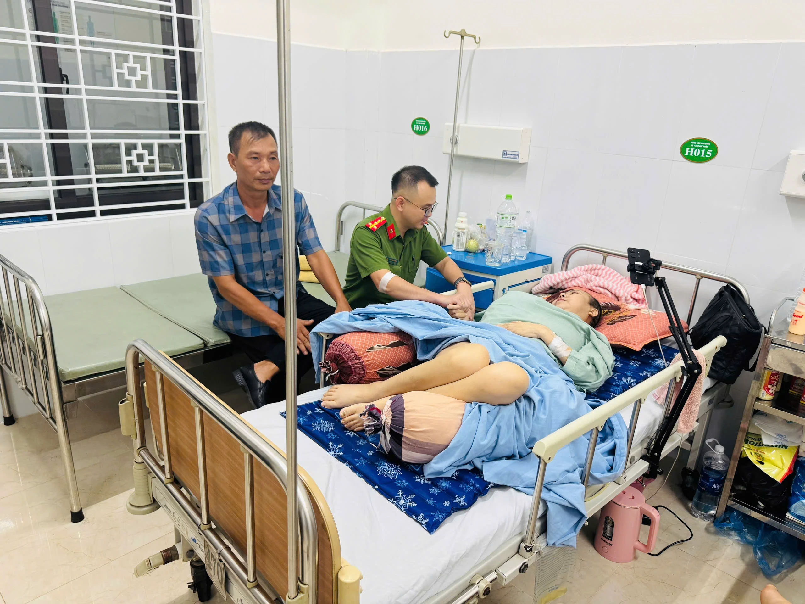 2. Sau khi hoàn thành việc hiến máu, đồng chí Thiện đã đến bên giường bệnh c H hỏi thăm động viên.jpg