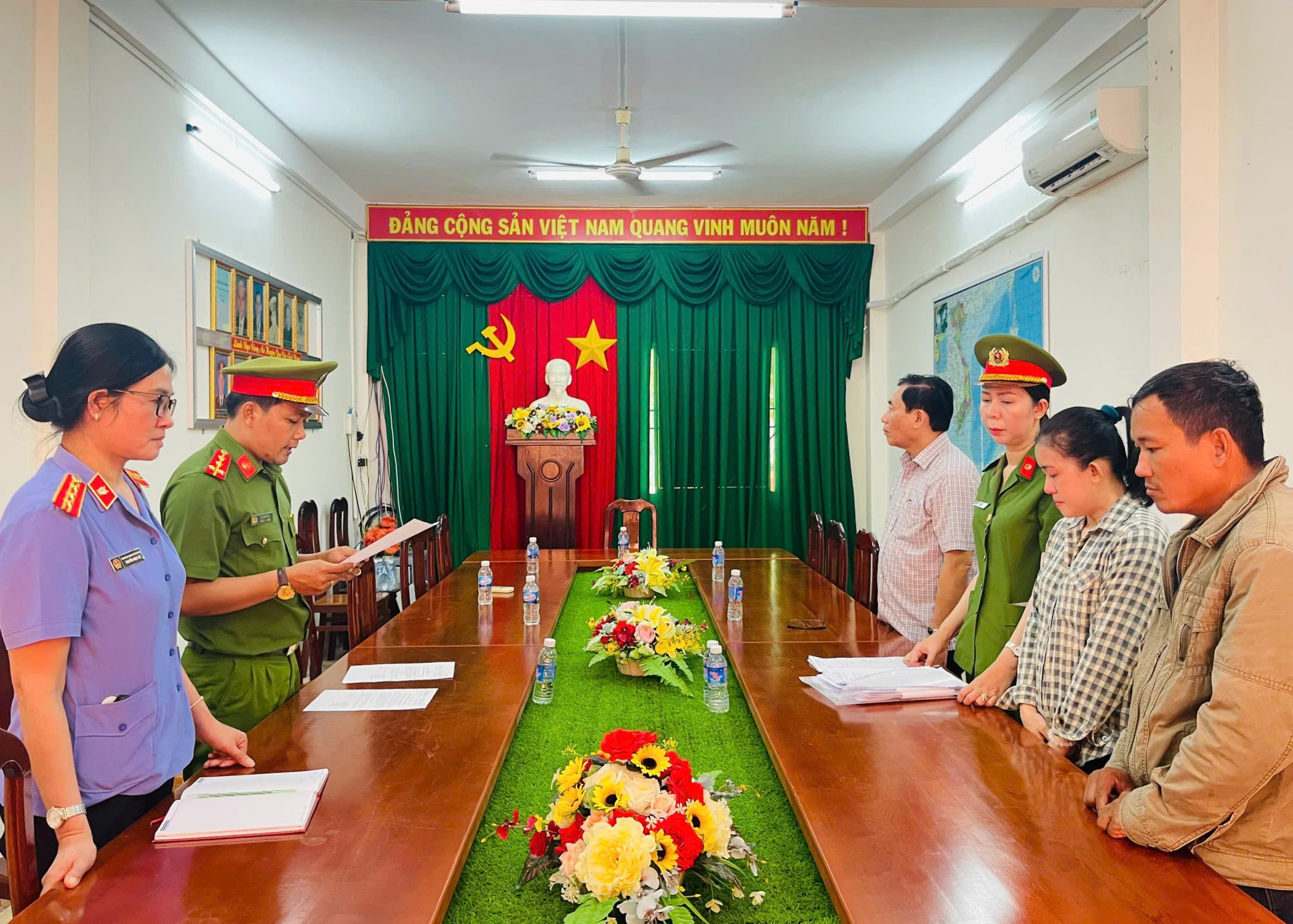 Tống đạt Quyết định khởi tố bị can, lệnh bắt tạm giam đối với Trần Mỹ Tiên tại cơ quan Công an.jpg