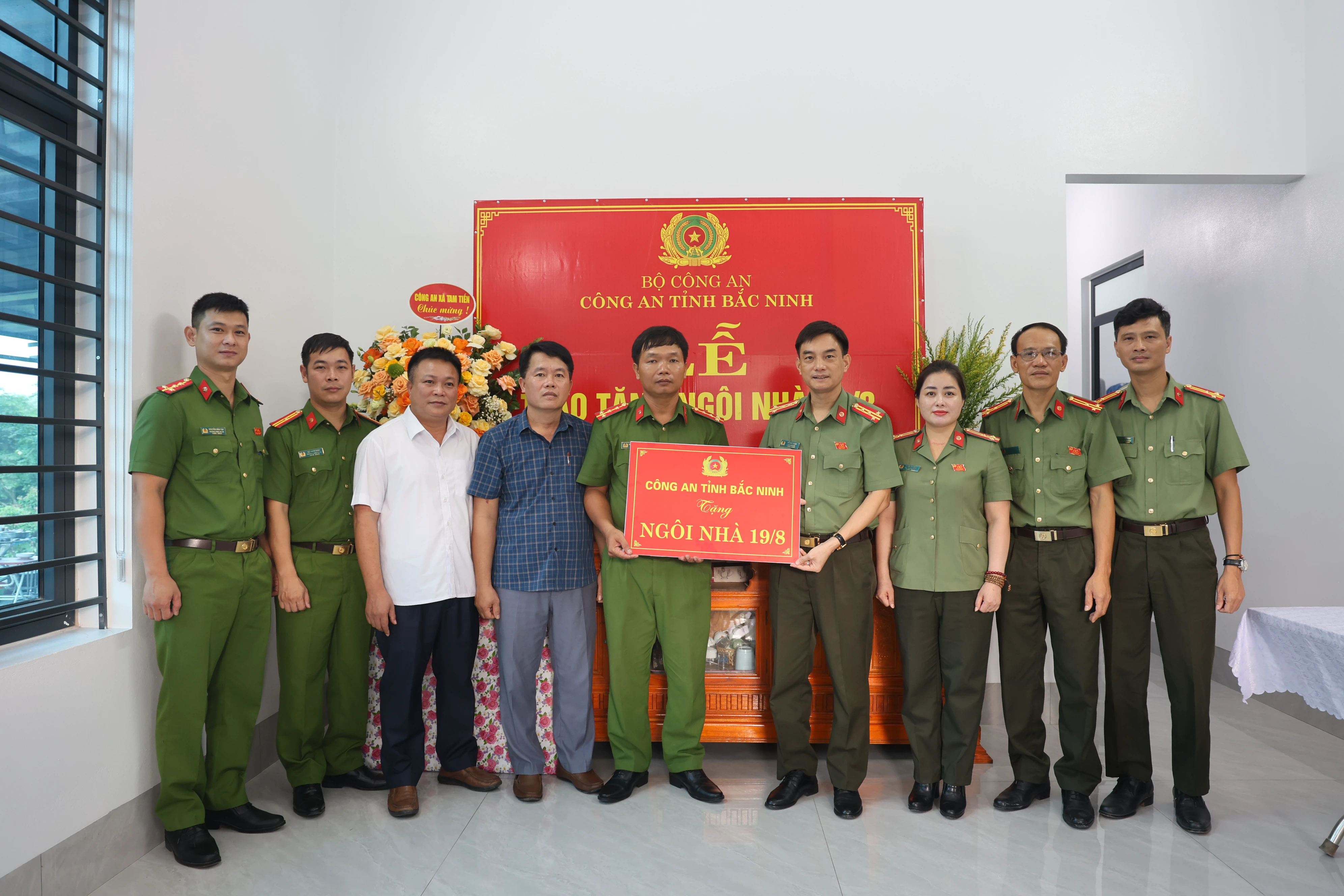 Đại tá Đỗ Đức Trịnh, Phó Giám đốc Công an tỉnh Bắc Ninh cùng các đại biểu trao tặng Ngôi nhà 198 cho Đại úy Ngô Quảng Nam.JPG