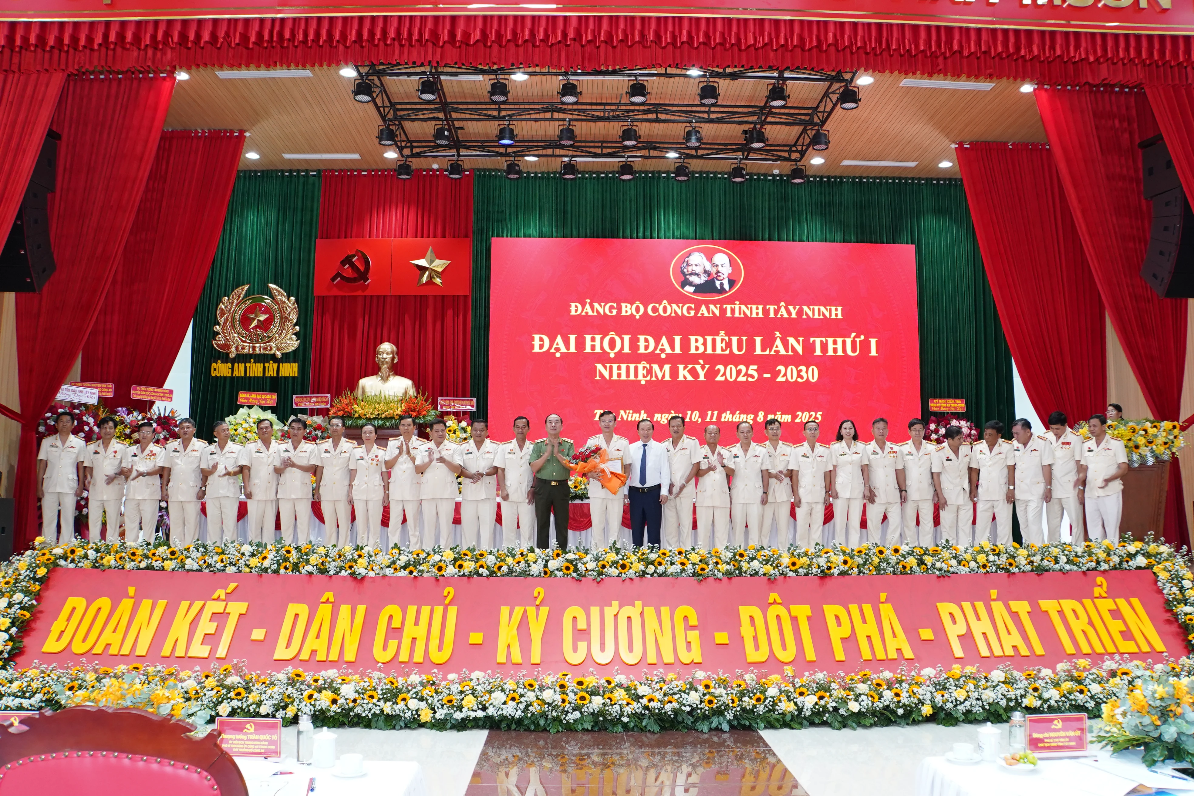 DSC02867 ra mat BCH.JPG