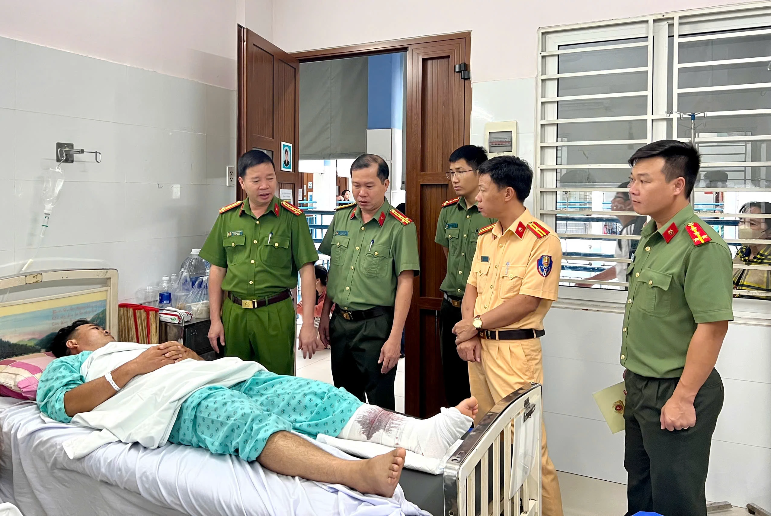 Đại tá Nguyễn Tường Vũ -PGĐ Công an tỉnh cùng đoàn Công tác đến thăm Trung tá Nguyễn Hoàng Trung bị thương khi làm nhiệm vụ.jpg