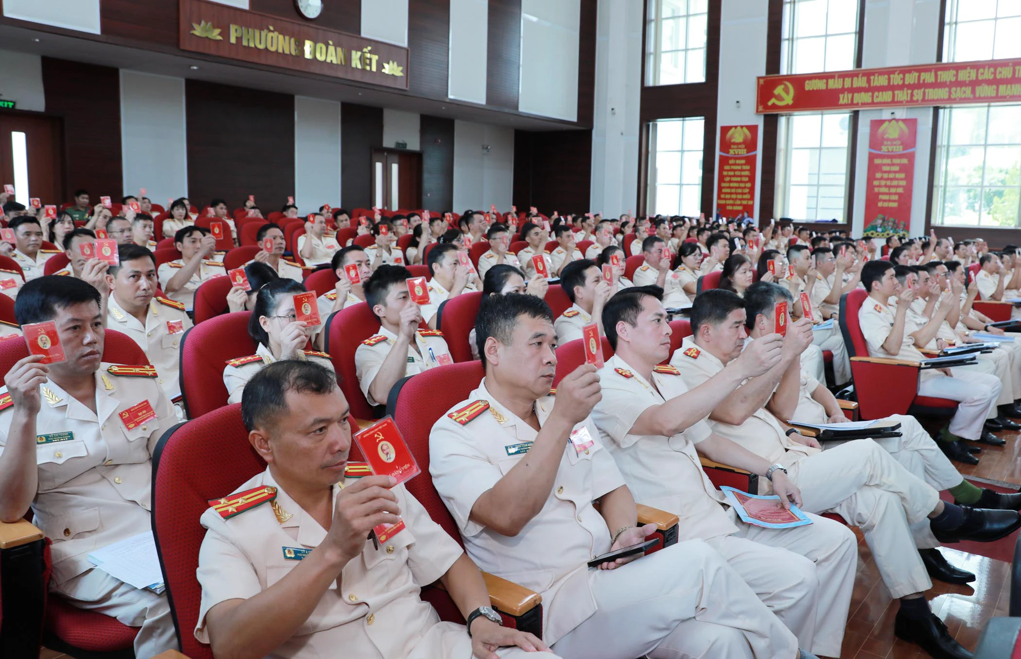 Biểu quyết các nội dung tại Đại hội.jpg