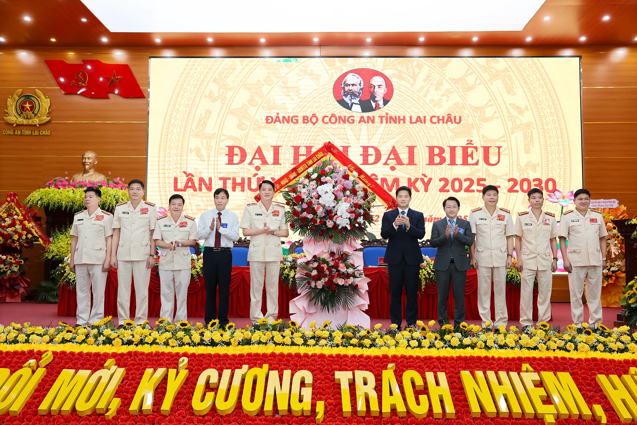 Các đồng chí Thường trực Tỉnh uỷ tặng hoa chúc mừng Đại hội.jpg