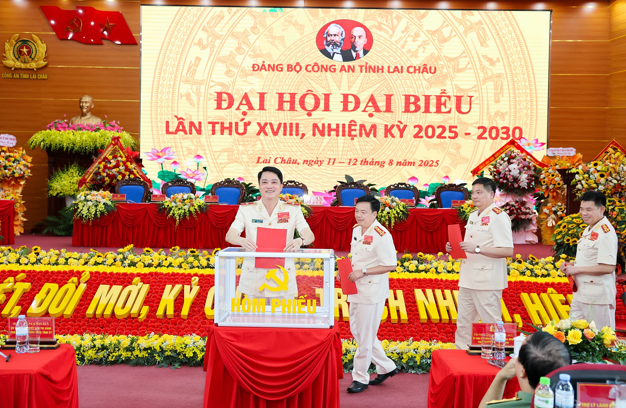 Đại biểu bỏ phiếu bầu Ban Chấp Hành Đảng bộ Công an tỉnh.jpg
