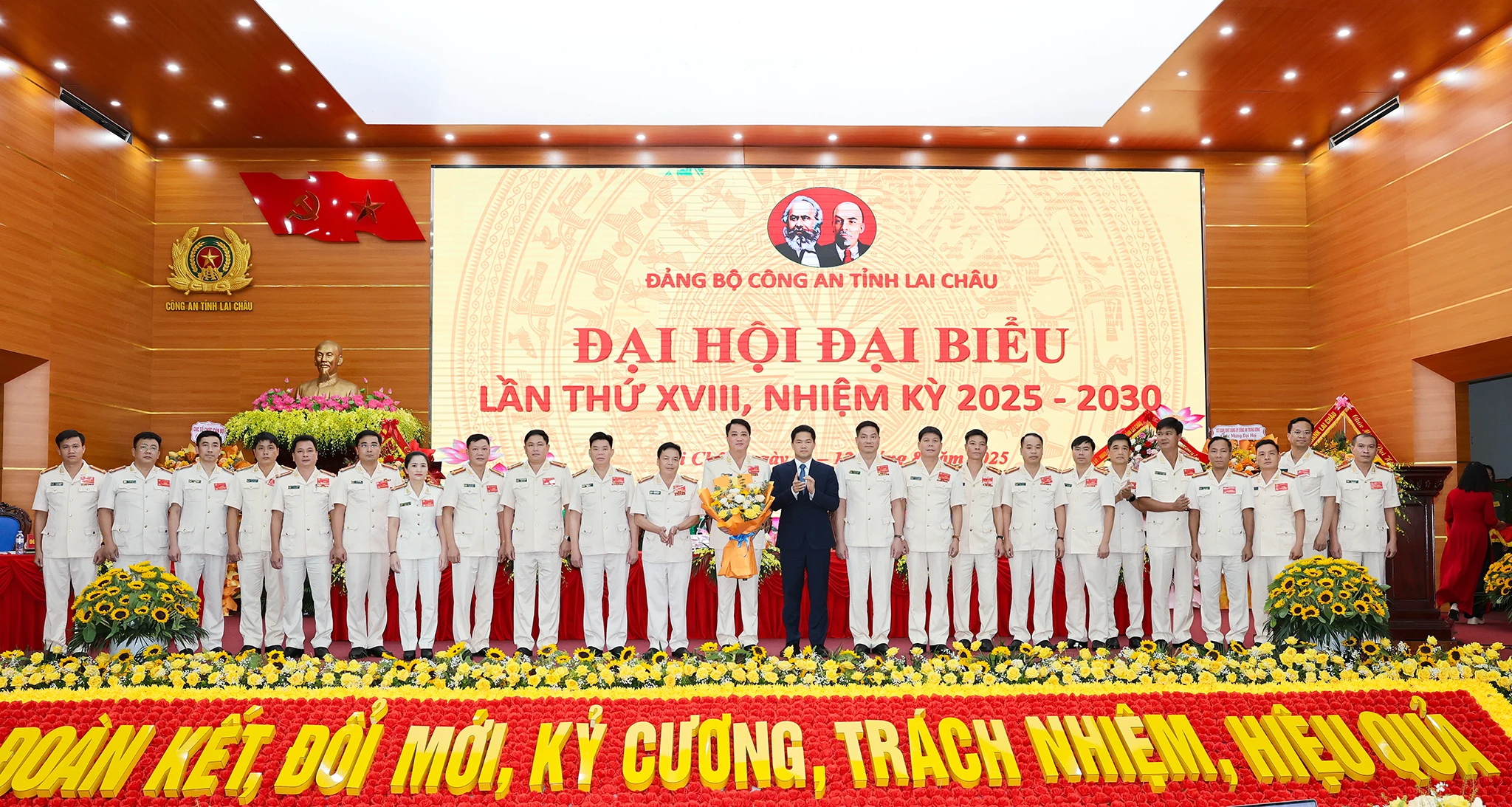 ĐC Vũ Mạnh Hà - Uỷ viên Dự khuyết BCH TW Đảng, Phó Bí thư Thường trực Tỉnh uỷ tặng hoa chúc mừng Ban Chấp hành Đảng bộ Công an tỉnh Lai Châu .jpg