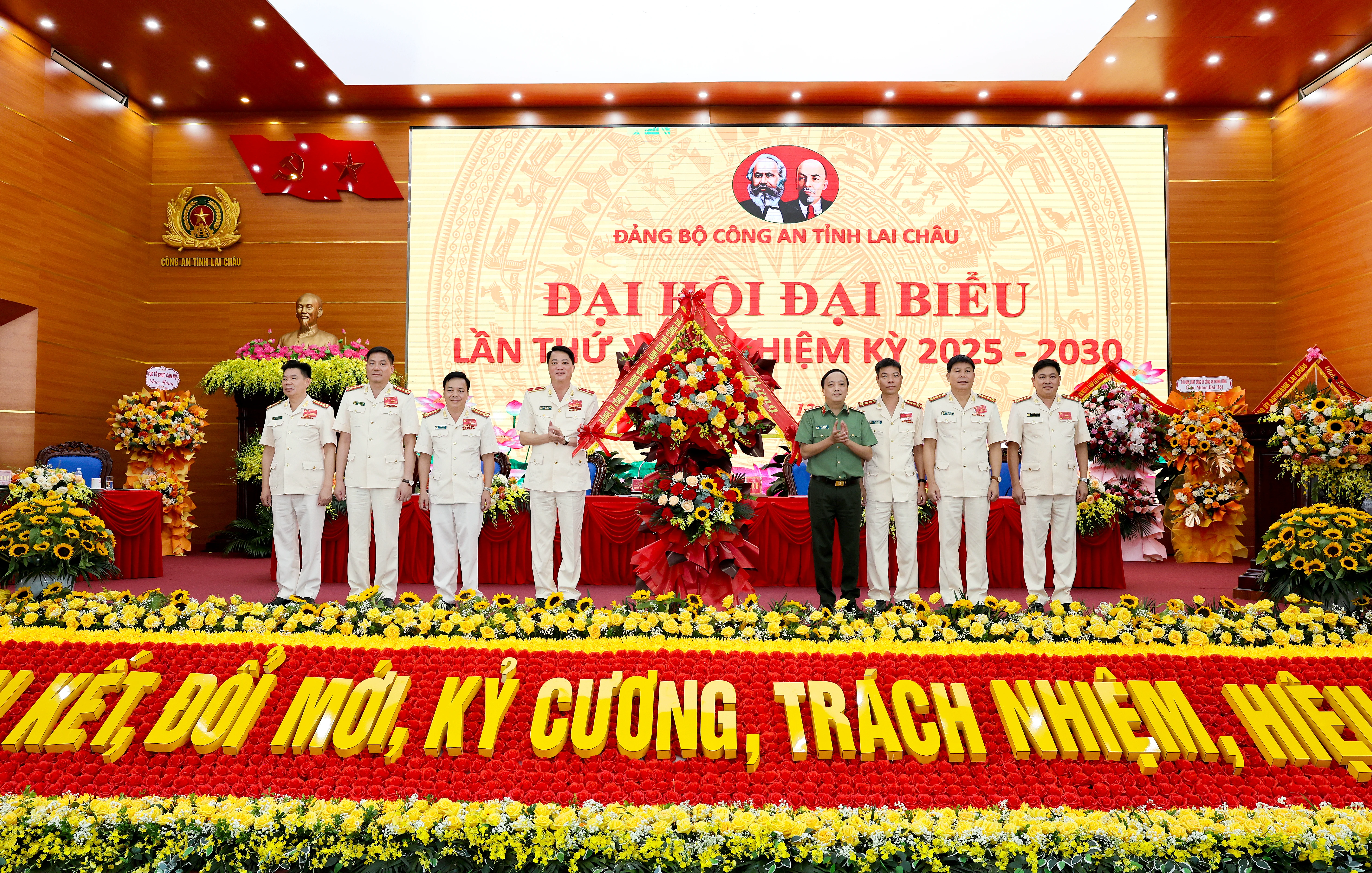 Trung tướng Đặng Hồng Đức, Uỷ viên BTV Đảng uỷ CA TW, Thứ trưởng Bộ Công an tặng hoa chúc mừng Đại hội .jpg
