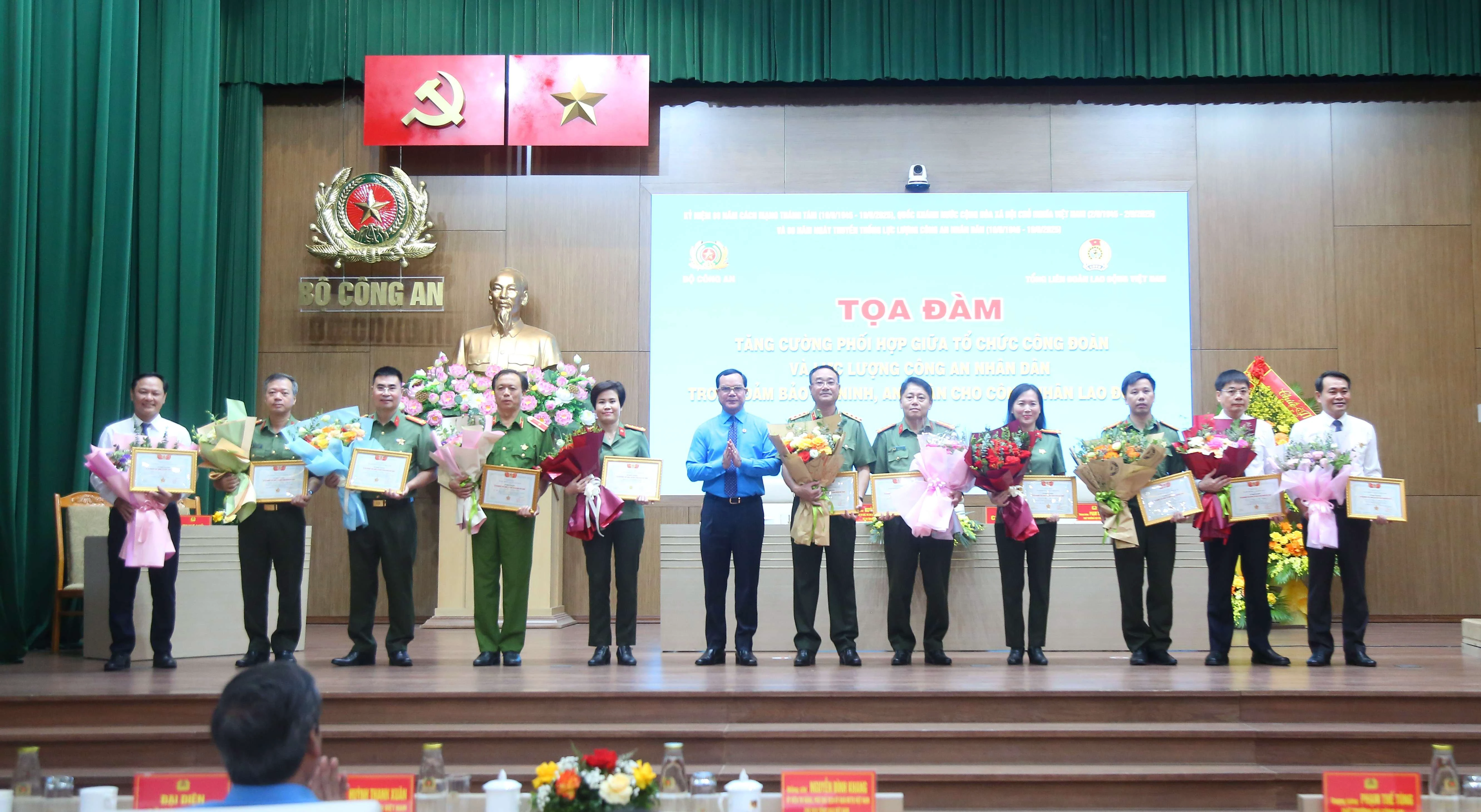 trao ky niem chuong 1.JPG