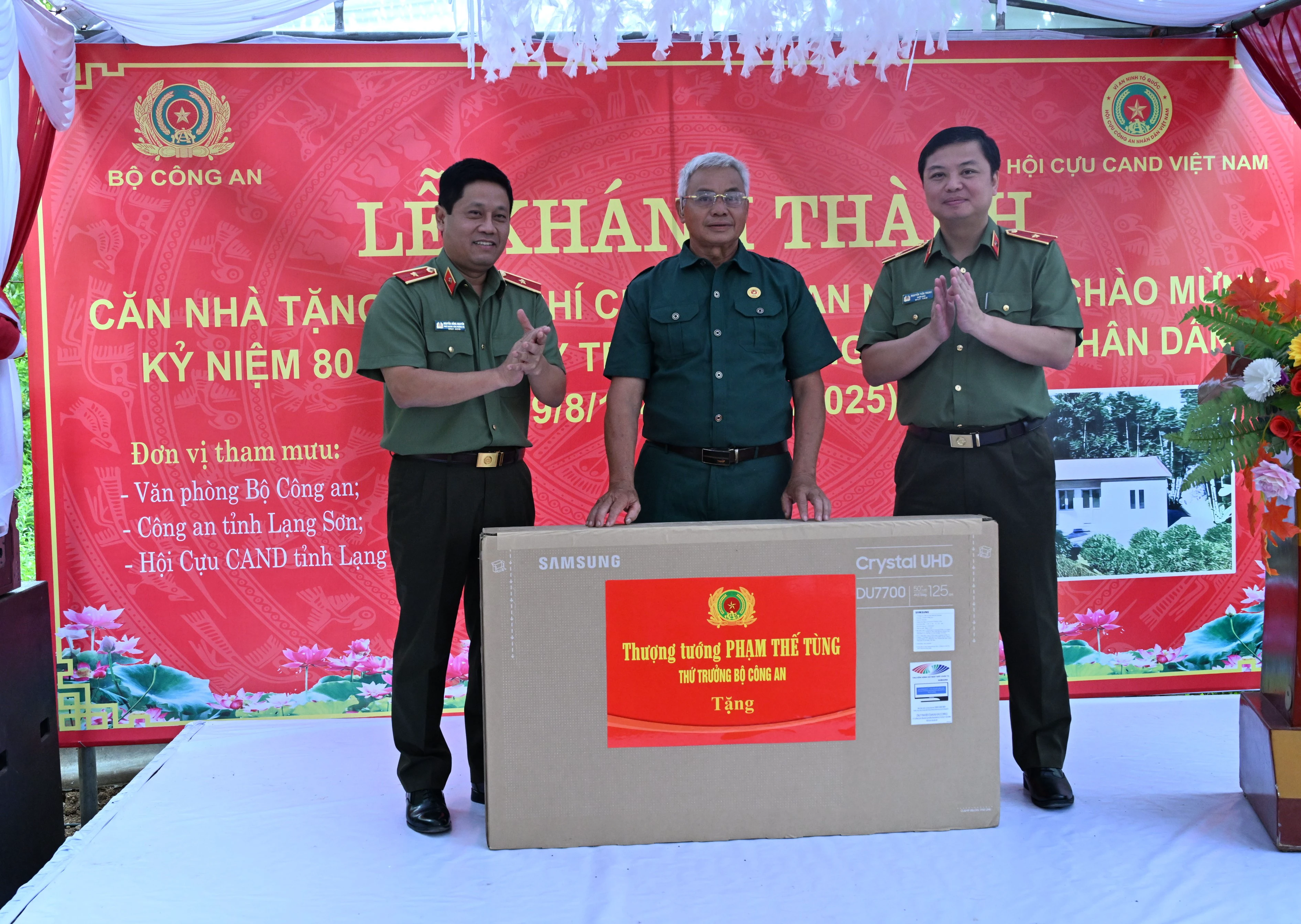 05_anguyen_traoqua_thutruong.JPG
