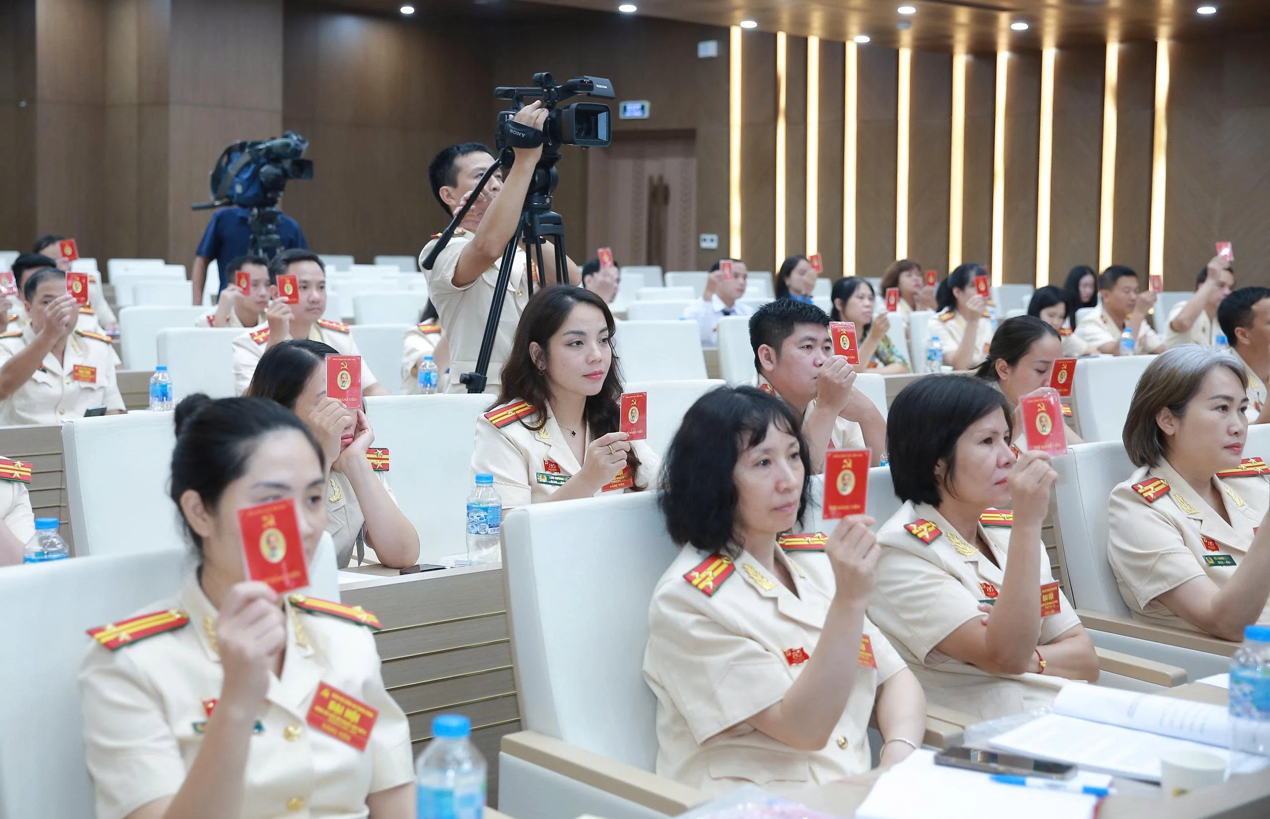 1 bieu quyet.jpg
