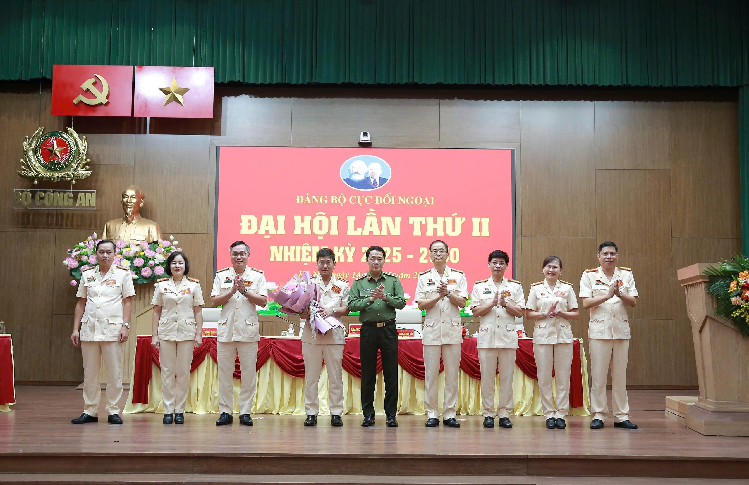 1 chuc mung bch moi.jpg