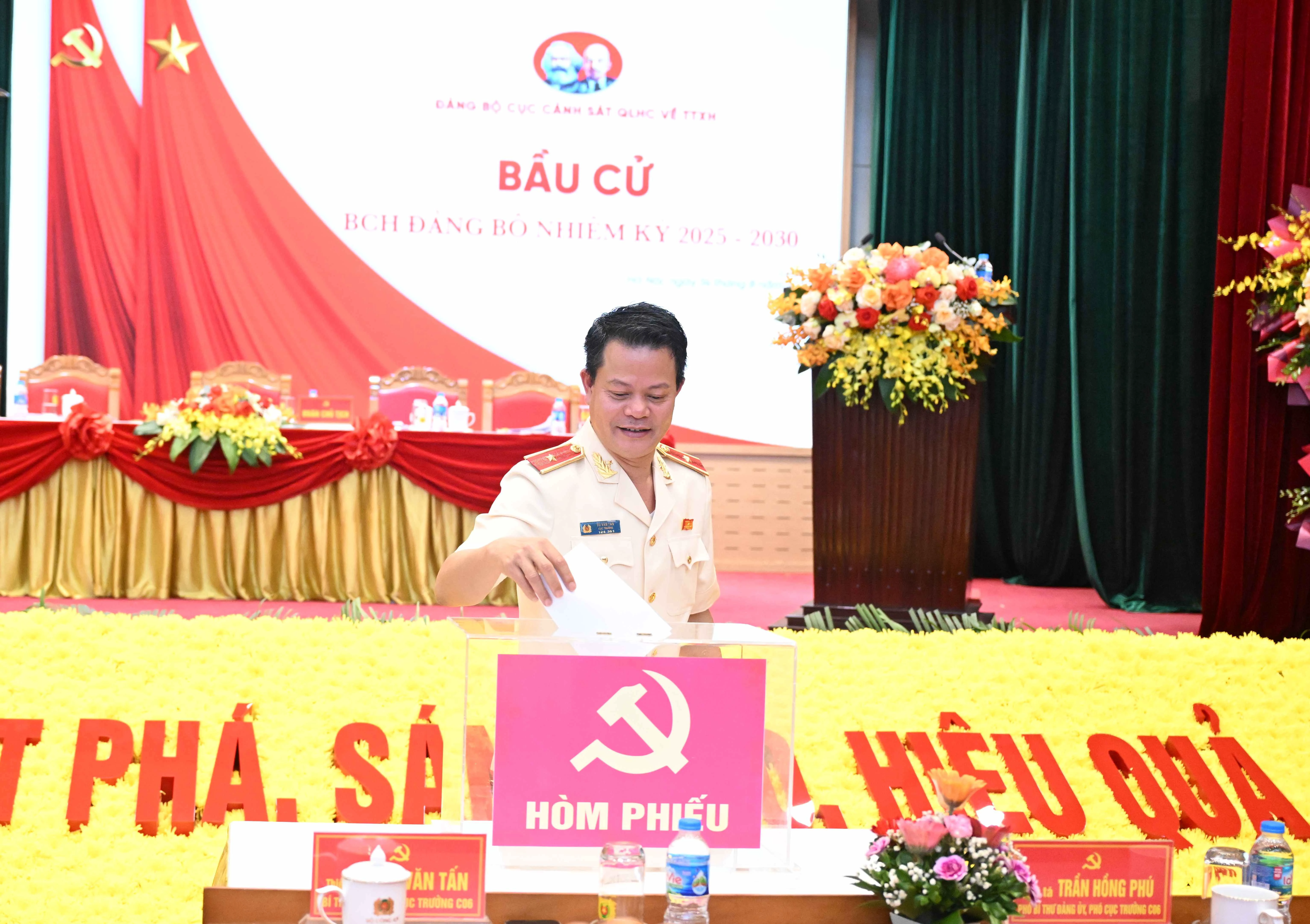 anh tan bo phieu.JPG