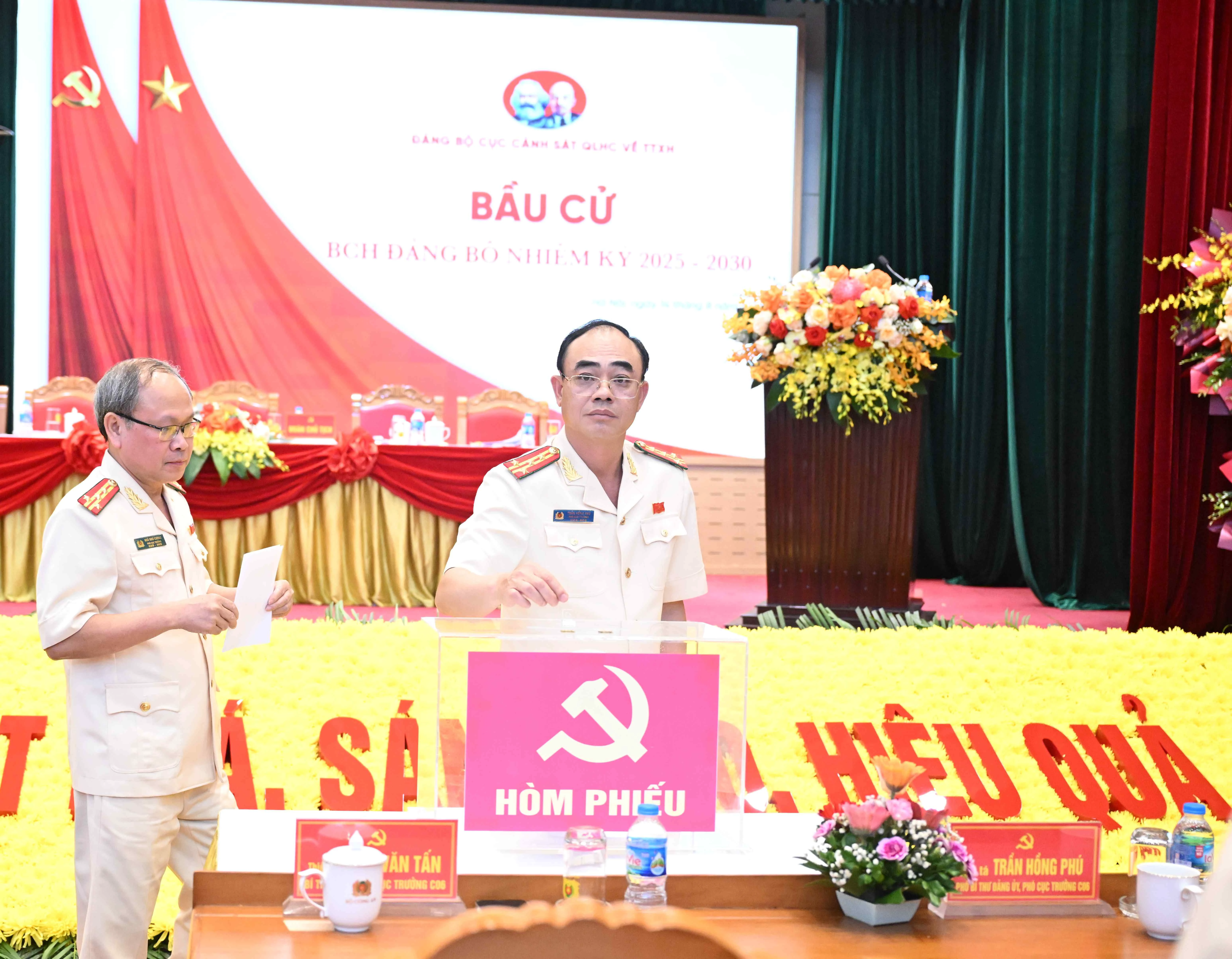 lanh dao cuc bo phieu.JPG