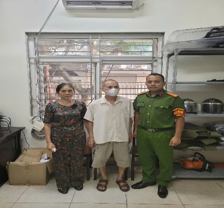 người thân đón ông H.jpg