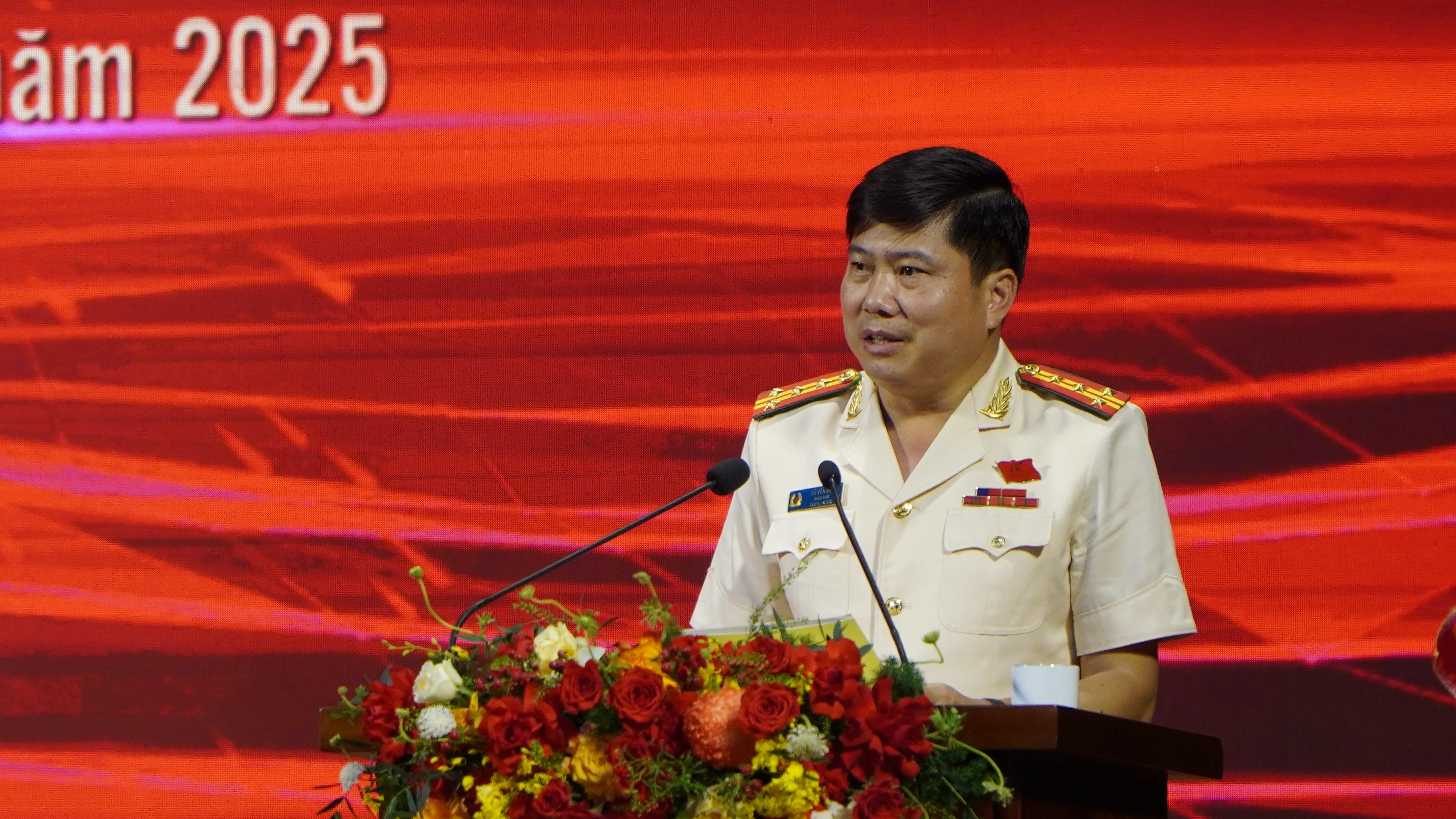 Đại tá Vũ Văn Đấu, Giám đốc Công an tỉnh thay mặt Ban Giám đốc phát biểu tại buổi lễ.JPG