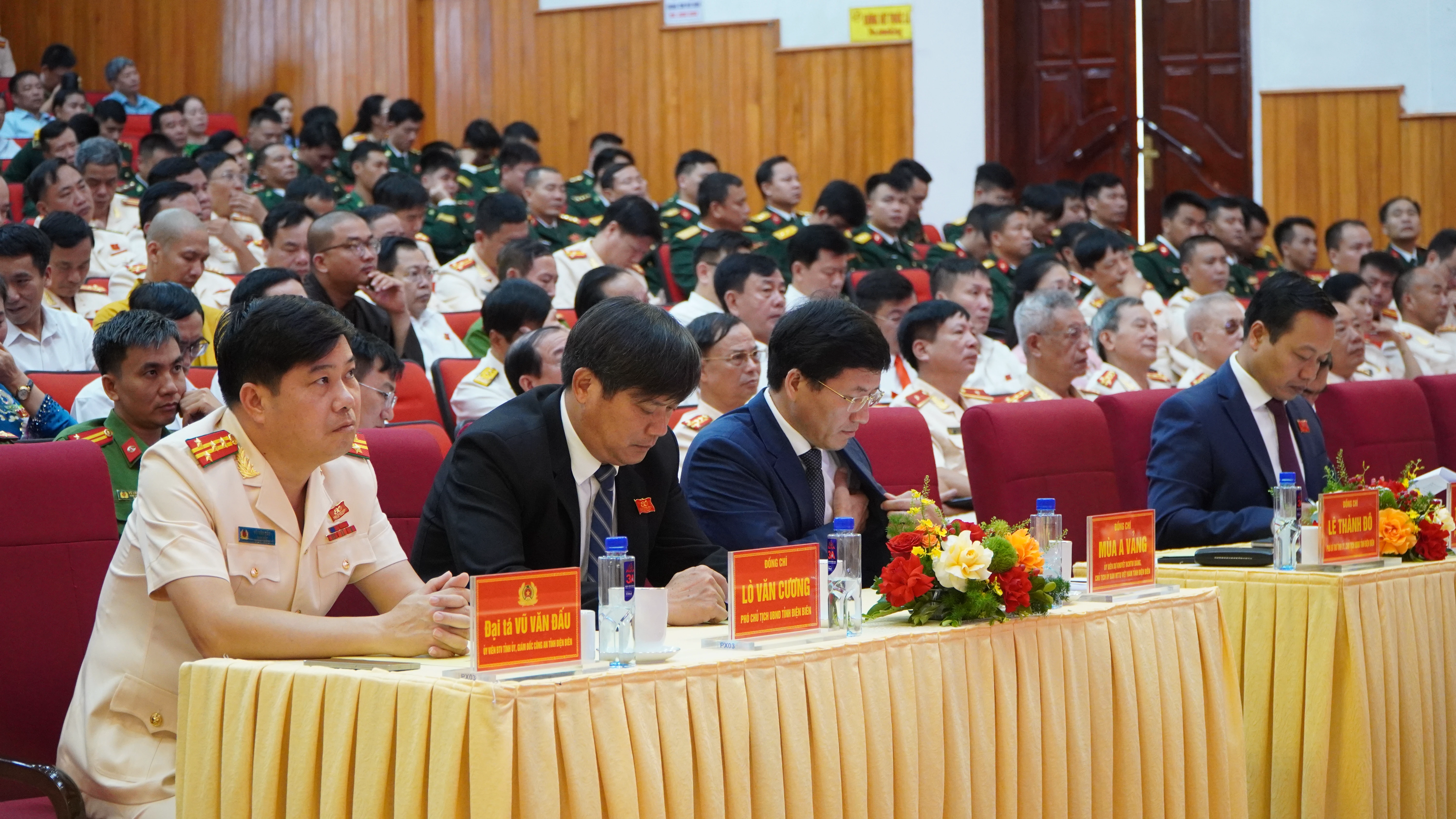 Đại biểu tham dự buổi lễ.JPG