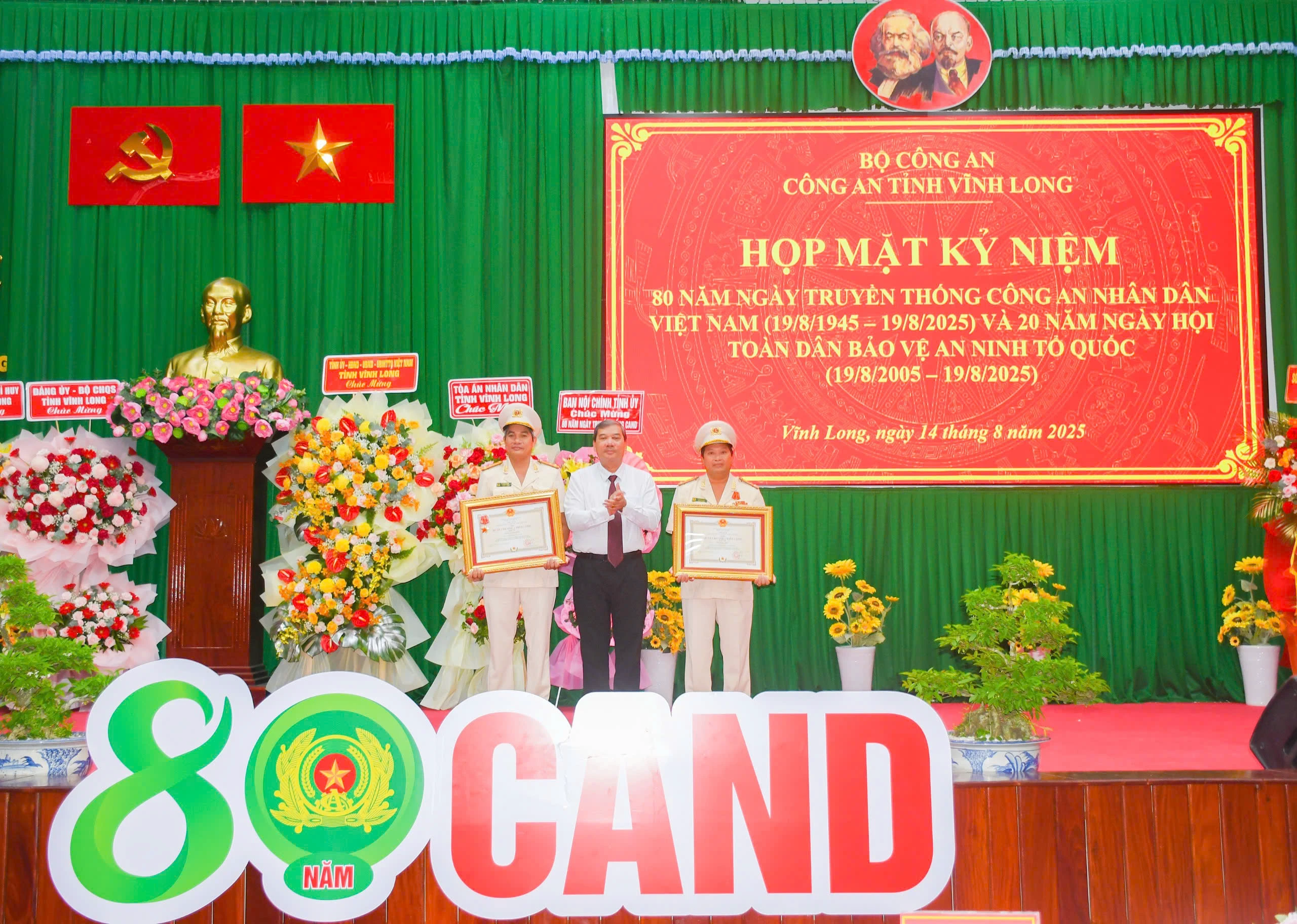 Đại tá Trần Quốc Phục và Phòng An ninh nội địa vinh dự nhận huân chương chiến công hạng 3 của Chủ tịch nước.jpg