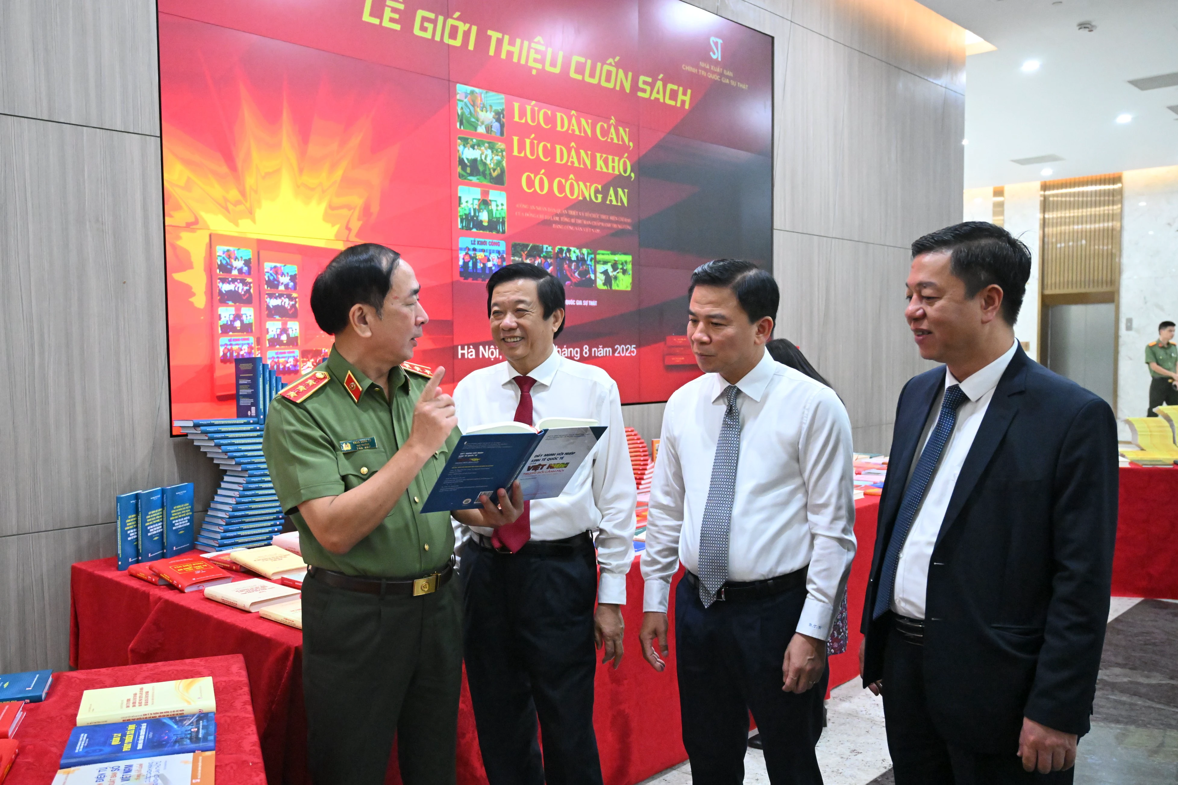 dai bieu xem sac.JPG
