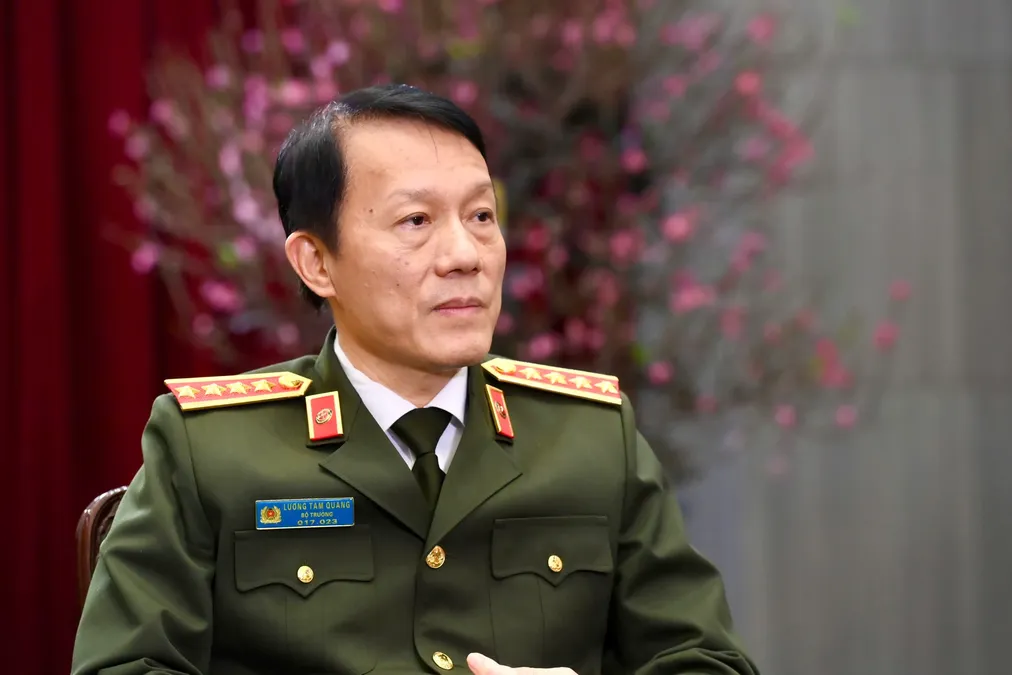 PHẨM CHẤT ANH HÙNG, BẢN LĨNH KIÊN CƯỜNG, “TUYỆT ĐỐI TRUNG THÀNH VỚI ĐẢNG, TỔ QUỐC VÀ NHÂN DÂN”, “VÌ NƯỚC QUÊN THÂN, VÌ DÂN PHỤC VỤ” QUA 80 NĂM XÂY DỰNG, CHIẾN ĐẤU VÀ TRƯỞNG THÀNH CỦA LỰC LƯỢNG CÔNG AN NHÂN DÂN