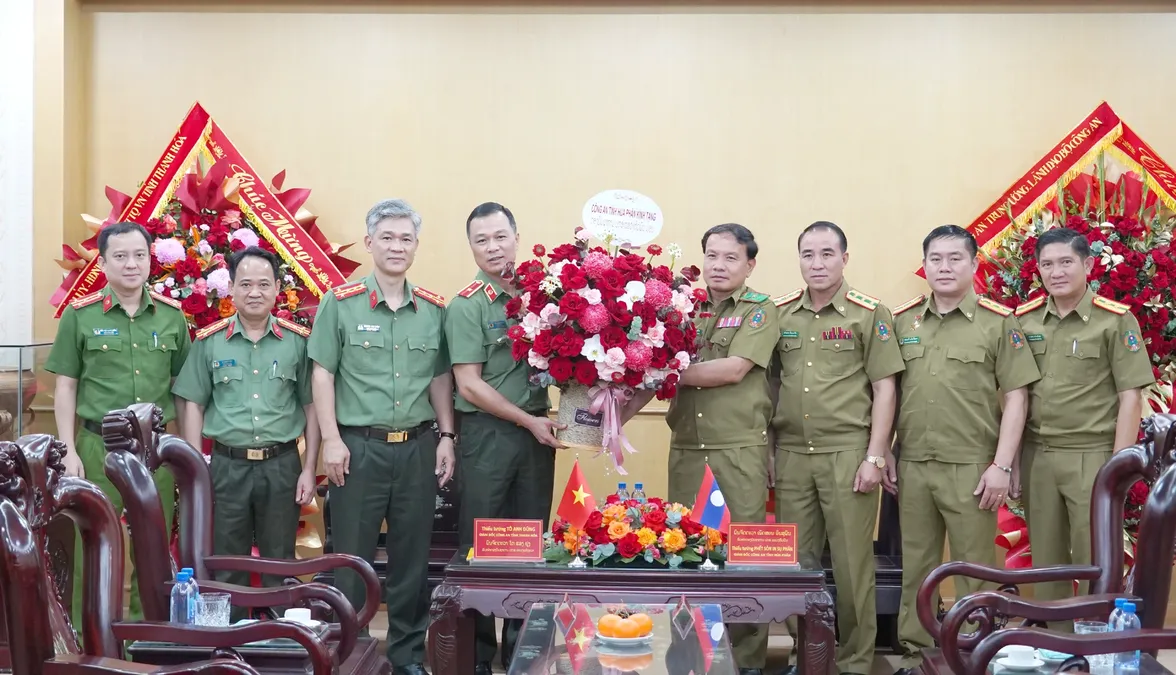 Công an tỉnh Hủa Phăn thăm, chúc mừng cán bộ, chiến sĩ Công an tỉnh Thanh Hóa nhân kỷ niệm 80 năm Ngày truyền thống CAND