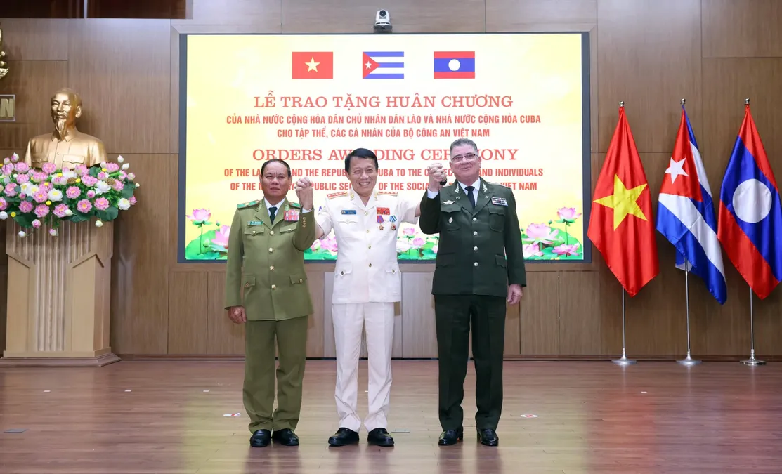 Những phần thưởng cao quý tô thắm mối quan hệ hữu nghị vĩ đại Việt Nam – Lào – Cuba