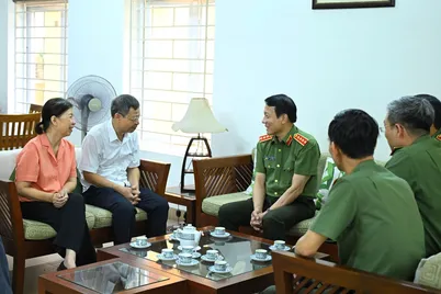 Bộ trưởng Lương Tam Quang tri ân, thăm hỏi thân nhân gia đình các đồng chí cố lãnh đạo Bộ Công an