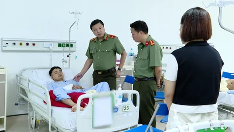 Thăm hỏi, động viên cán bộ, chiến sĩ bị thương trong khi làm nhiệm vụ