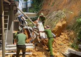 Lạng Sơn: Công an xã Hữu Lũng kịp thời hỗ trợ nhân dân ứng phó, khắc phục hậu quả sạt lở đất