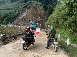 Lào Cai: Công an xã Bắc Hà cảnh báo, tuyên truyền, phân luồng giao thông đến người dân khu vực sạt lở