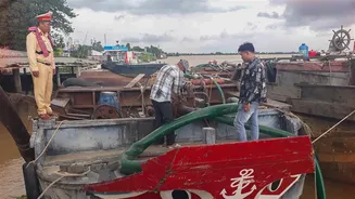 Vĩnh Long: Xử lý, buộc tháo gỡ máy bơm hút công suất lớn trên 03 ghe gỗ
