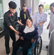 Lạng Sơn: Cán bộ, chiến sĩ Cảnh sát cơ động kịp thời cứu giúp người phụ nữ gặp nạn trên đường