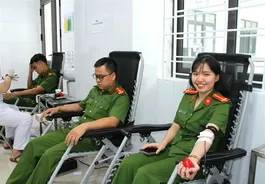 11 cán bộ, chiến sĩ Công an Lào Cai tình nguyện hiến máu phục vụ cấp cứu và điều trị cho các bệnh nhân