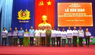 Cà Mau: Bàn giao kinh phí xây dựng nhà tặng hội viên Hội Cựu Công an nhân dân