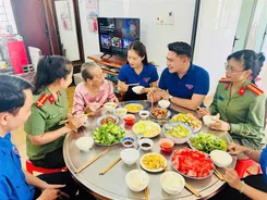 Ấm áp bữa cơm cùng Mẹ Việt Nam Anh hùng