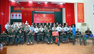 Bộ trưởng Lương Tam Quang thăm và tặng quà tại Trung tâm điều dưỡng người có công tỉnh Phú Thọ