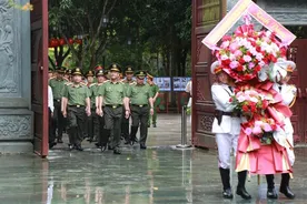 Thứ trưởng Phạm Thế Tùng dâng hoa, dâng hương tưởng niệm Chủ tịch Hồ Chí Minh và các Anh hùng liệt sĩ