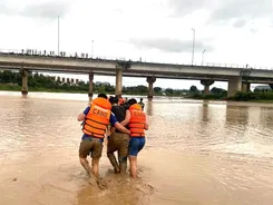 Quảng Ngãi: Kịp thời cứu sống 02 nạn nhân đuối nước tại sông Đăk Bla, phường Kon Tum