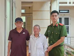 Phú Thọ: Công an phường Thống Nhất giúp đỡ cụ ông 84 tuổi đi lạc đường về nhà an toàn