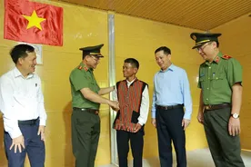 Thứ trưởng Phạm Thế Tùng dự Lễ khánh thành và bàn giao 1.143 căn nhà tình nghĩa tặng các hộ có hoàn cảnh khó khăn