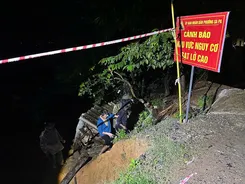 Công an phường Sa Pa, tỉnh Lào Cai di dời khẩn cấp 220 người dân và du khách nước ngoài đến nơi an toàn phòng tránh sạt lở