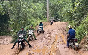 Công an Thanh Hóa gấp rút di dời người dân đến nơi an toàn
