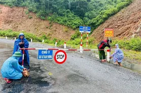 Công an tỉnh Nghệ An hỗ trợ người dân ứng phó với sạt lở do ảnh hưởng bão số 3