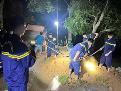 Cảnh sát phòng cháy, chữa cháy và cứu nạn, cứu hộ Thanh Hóa căng mình trong đêm gia cố đê tại xã Triệu Sơn