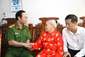 Công an các địa phương thăm, tặng quà các Mẹ Việt Nam Anh hùng, thương, bệnh binh