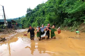 Công an các xã tại tỉnh Nghệ An kịp thời đưa sản phụ vượt lũ đến trạm y tế an toàn