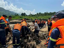 Công an tỉnh Sơn La huy động lực lượng hỗ trợ, giúp Nhân dân khắc phục hậu quả mưa lũ
