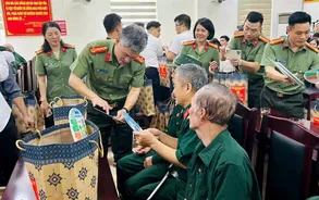 Công an tỉnh Thanh Hóa tri ân người có công nhân dịp 78 năm Ngày Thương binh - Liệt sĩ