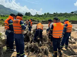 Sắc áo xanh – điểm tựa của đồng bào vùng lũ tại Sơn La