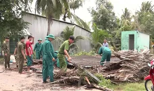 Cà Mau: Công an xã Vĩnh Phước huy động lực lượng giúp dân khắc phục hậu quả thiên tai