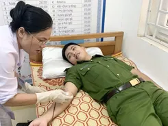 Cán bộ Công an tỉnh Hà Tĩnh hiến máu cứu bệnh nhân qua nguy kịch