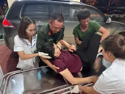 Cảnh sát cơ động Nghệ An kịp thời hỗ trợ người phụ nữ bị tai nạn đi cấp cứu